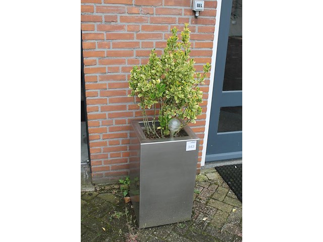 Twee metalen plantenbakken met afmeting 40 x 40 x72 cm. - afbeelding 2 van  3
