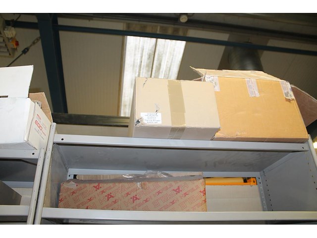 Twee metalen vakkenkasten a 102 x 43 x 210/220 cm met inhoud waaronder schuurpads, plastic zakken, schroeve... - afbeelding 2 van  10