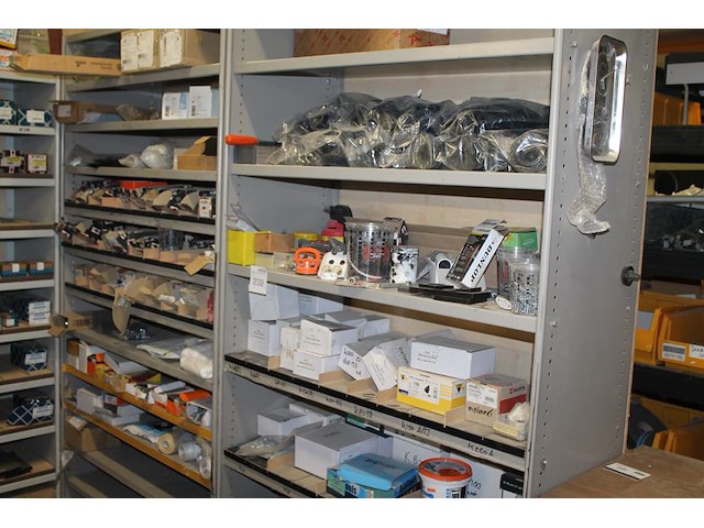 Twee metalen vakkenkasten a 102 x 43 x 210/220 cm met inhoud waaronder schuurpads, plastic zakken, schroeve... - afbeelding 1 van  10