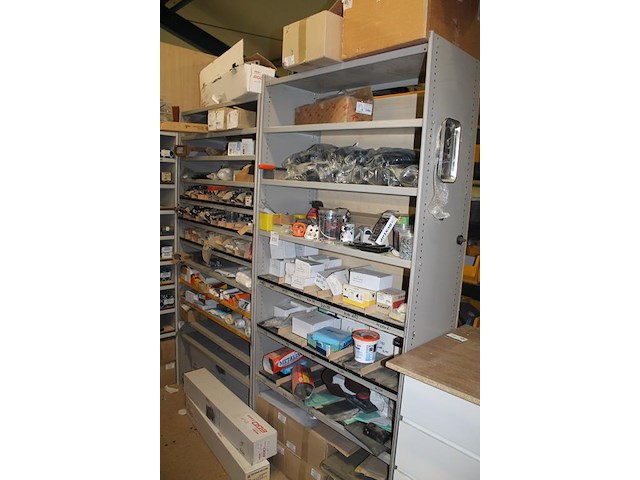 Twee metalen vakkenkasten a 102 x 43 x 210/220 cm met inhoud waaronder schuurpads, plastic zakken, schroeve... - afbeelding 3 van  10
