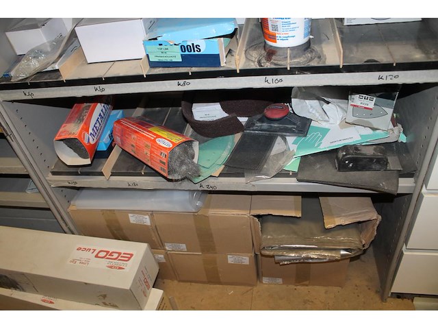 Twee metalen vakkenkasten a 102 x 43 x 210/220 cm met inhoud waaronder schuurpads, plastic zakken, schroeve... - afbeelding 4 van  10