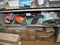 Twee metalen vakkenkasten a 102 x 43 x 210/220 cm met inhoud waaronder schuurpads, plastic zakken, schroeve... - afbeelding 4 van  10