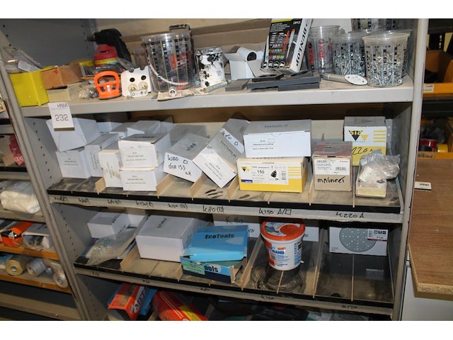 Twee metalen vakkenkasten a 102 x 43 x 210/220 cm met inhoud waaronder schuurpads, plastic zakken, schroeve... - afbeelding 5 van  10