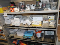 Twee metalen vakkenkasten a 102 x 43 x 210/220 cm met inhoud waaronder schuurpads, plastic zakken, schroeve... - afbeelding 5 van  10