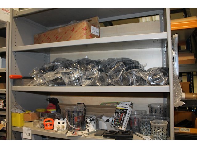 Twee metalen vakkenkasten a 102 x 43 x 210/220 cm met inhoud waaronder schuurpads, plastic zakken, schroeve... - afbeelding 6 van  10