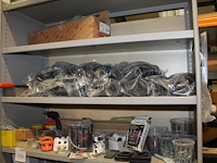 Twee metalen vakkenkasten a 102 x 43 x 210/220 cm met inhoud waaronder schuurpads, plastic zakken, schroeve... - afbeelding 6 van  10