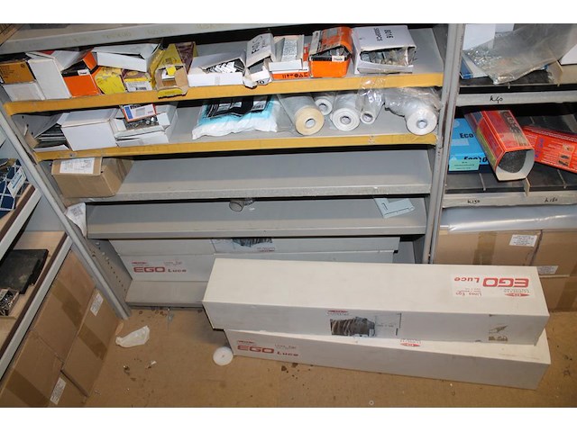 Twee metalen vakkenkasten a 102 x 43 x 210/220 cm met inhoud waaronder schuurpads, plastic zakken, schroeve... - afbeelding 7 van  10