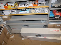 Twee metalen vakkenkasten a 102 x 43 x 210/220 cm met inhoud waaronder schuurpads, plastic zakken, schroeve... - afbeelding 7 van  10