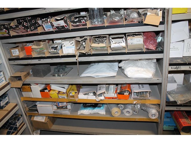 Twee metalen vakkenkasten a 102 x 43 x 210/220 cm met inhoud waaronder schuurpads, plastic zakken, schroeve... - afbeelding 8 van  10