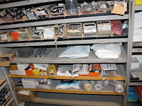 Twee metalen vakkenkasten a 102 x 43 x 210/220 cm met inhoud waaronder schuurpads, plastic zakken, schroeve... - afbeelding 8 van  10