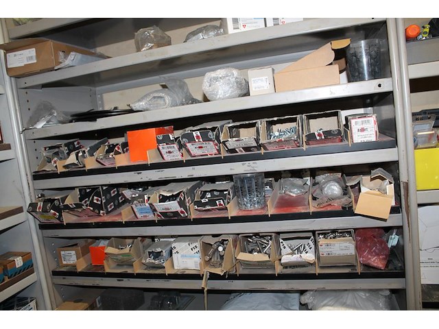 Twee metalen vakkenkasten a 102 x 43 x 210/220 cm met inhoud waaronder schuurpads, plastic zakken, schroeve... - afbeelding 9 van  10