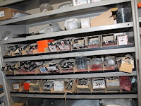 Twee metalen vakkenkasten a 102 x 43 x 210/220 cm met inhoud waaronder schuurpads, plastic zakken, schroeve... - afbeelding 9 van  10