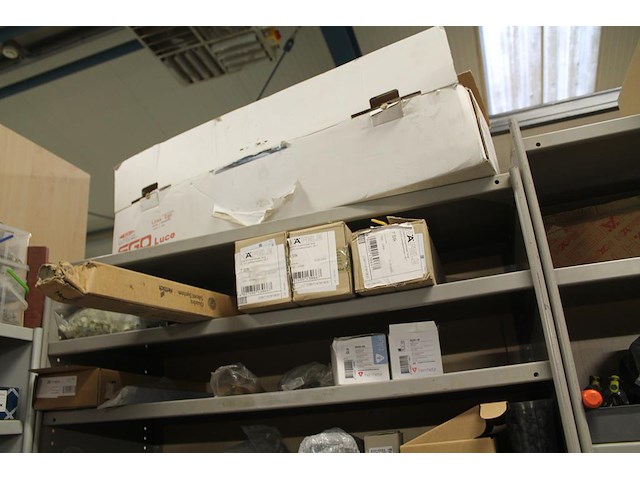 Twee metalen vakkenkasten a 102 x 43 x 210/220 cm met inhoud waaronder schuurpads, plastic zakken, schroeve... - afbeelding 10 van  10