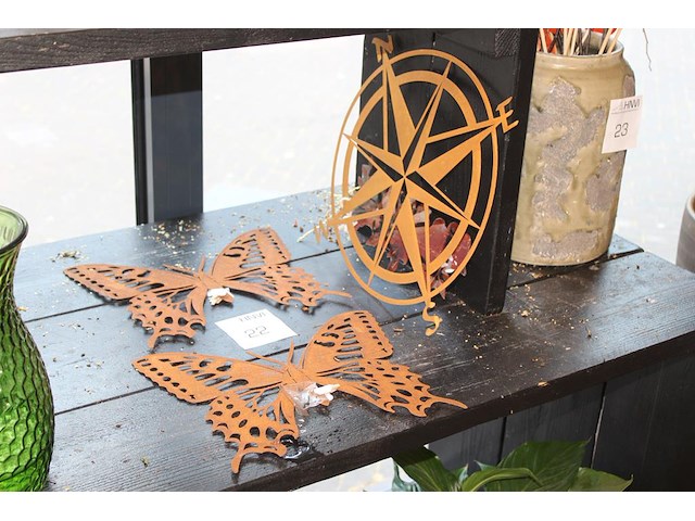 Twee metalen vlinders breedte 30 cm. - afbeelding 1 van  2