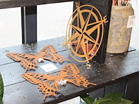 Twee metalen vlinders breedte 30 cm. - afbeelding 1 van  2