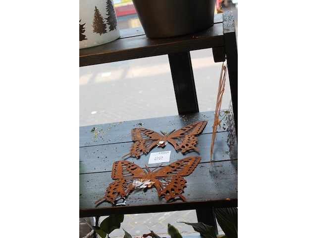 Twee metalen vlinders breedte 30 cm. - afbeelding 2 van  2