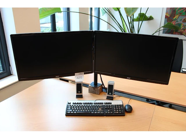 Twee monitoren 24 inch acer, speakers en toetsenbord met muis. - afbeelding 1 van  5