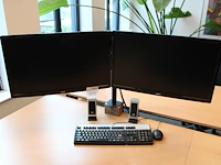 Twee monitoren 24 inch acer, speakers en toetsenbord met muis.