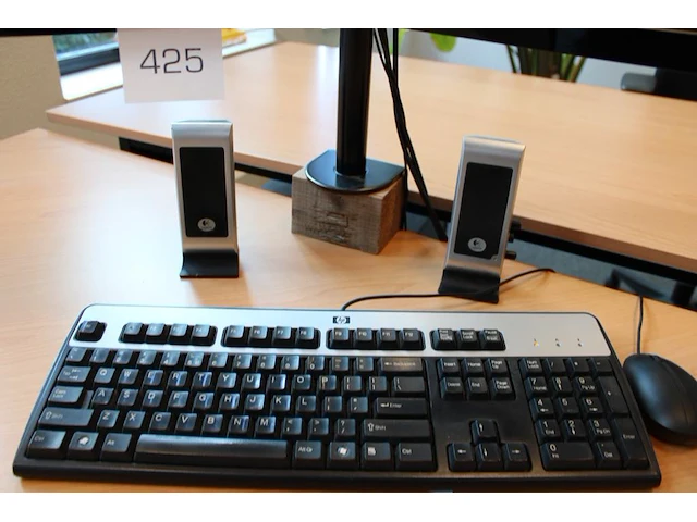 Twee monitoren 24 inch acer, speakers en toetsenbord met muis. - afbeelding 2 van  5