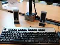 Twee monitoren 24 inch acer, speakers en toetsenbord met muis. - afbeelding 2 van  5