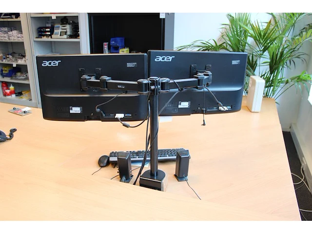 Twee monitoren 24 inch acer, speakers en toetsenbord met muis. - afbeelding 5 van  5