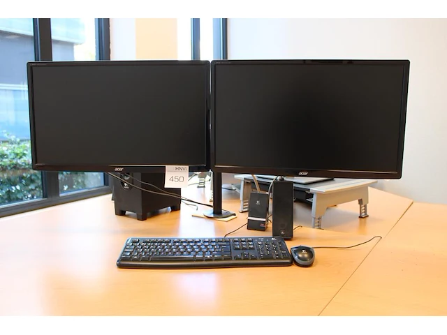 Twee monitoren 24 inch acer, speakers en toetsenbord met muis. - afbeelding 1 van  3