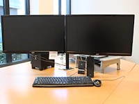 Twee monitoren 24 inch acer, speakers en toetsenbord met muis.