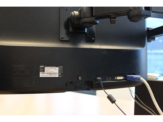 Twee monitoren 24 inch acer, speakers en toetsenbord met muis. - afbeelding 2 van  3