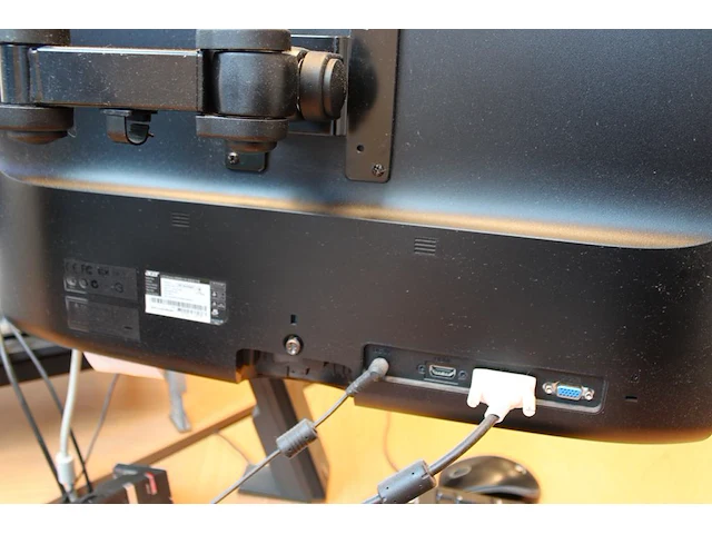 Twee monitoren 24 inch acer, speakers en toetsenbord met muis. - afbeelding 3 van  3