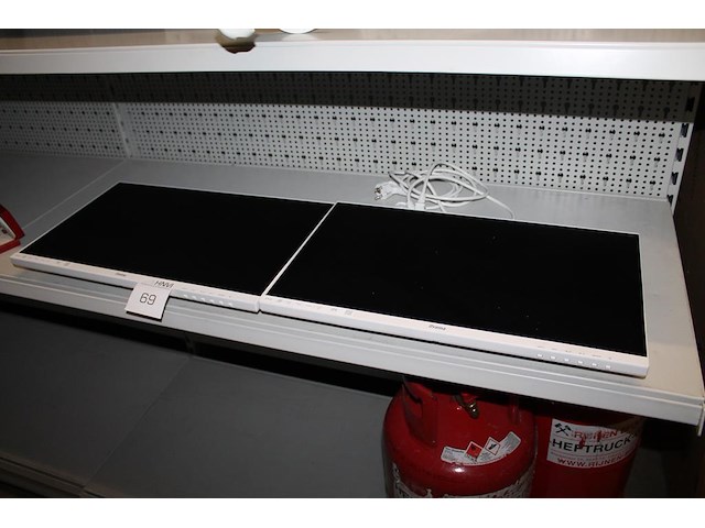 Twee monitoren iiyama 23,8 inch met bureaubeugel. - afbeelding 1 van  3