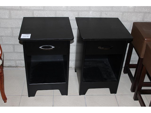 Twee nachtkastjes. afmeting 42 x 44 x 63 cm. - afbeelding 1 van  2