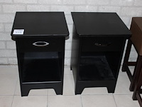 Twee nachtkastjes. afmeting 42 x 44 x 63 cm.