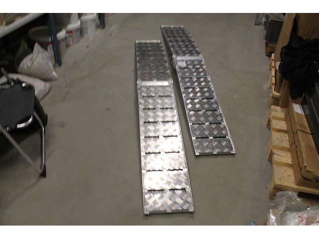Twee nieuwe oprijplaten hbm met lengte 225 cm en breedte 28 cm. - afbeelding 1 van  2