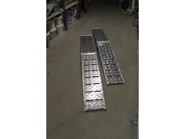 Twee nieuwe oprijplaten hbm met lengte 225 cm en breedte 28 cm. - afbeelding 2 van  2