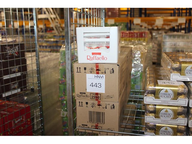 Twee omdozen raffaello. 8x 16 stuks. tht 9-15. - afbeelding 1 van  3