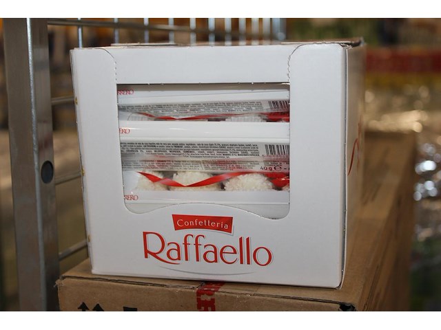 Twee omdozen raffaello. 8x 16 stuks. tht 9-15. - afbeelding 2 van  3