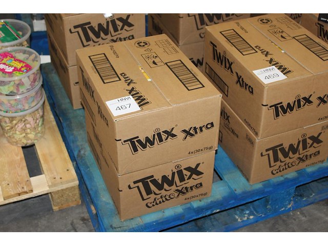 Twee omdozen twix xtra / white xtra. 240 stuks. tht 9/10-25. - afbeelding 1 van  3