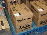 Twee omdozen twix xtra / white xtra. 240 stuks. tht 9/10-25. - afbeelding 2 van  3