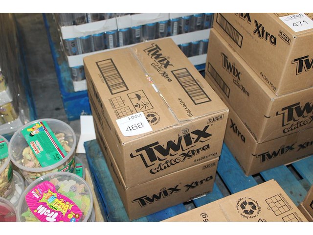 Twee omdozen twix xtra / white xtra. 240 stuks. tht 9/10-25. - afbeelding 1 van  2