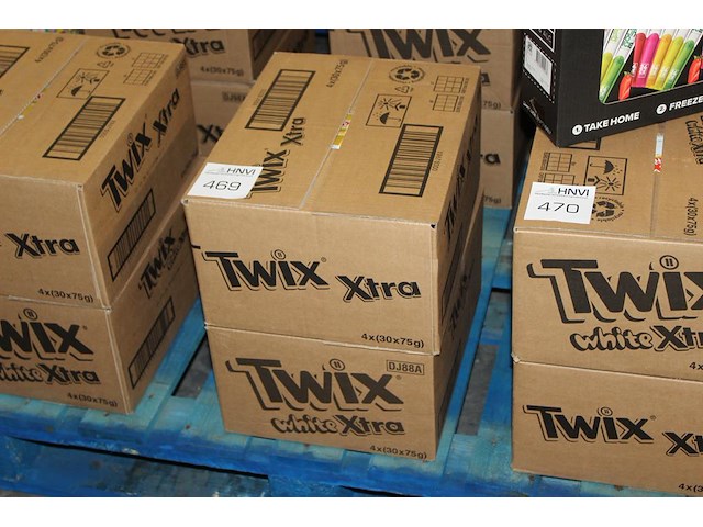 Twee omdozen twix xtra / white xtra. 240 stuks. tht 9/10-25. - afbeelding 1 van  2