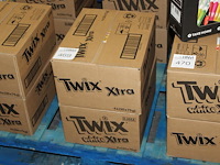Twee omdozen twix xtra / white xtra. 240 stuks. tht 9/10-25. - afbeelding 1 van  2