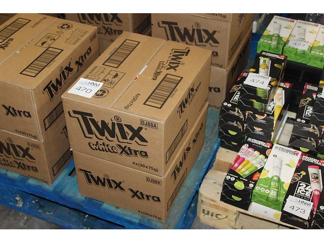 Twee omdozen twix xtra / white xtra. 240 stuks. tht 9/10-25. - afbeelding 1 van  2