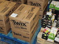 Twee omdozen twix xtra / white xtra. 240 stuks. tht 9/10-25. - afbeelding 1 van  2