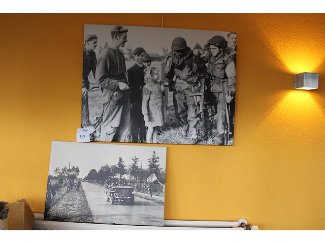 Twee oorlogsprenten w.o. afmeting 80 x 60 cm. - afbeelding 1 van  4