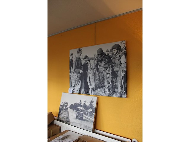 Twee oorlogsprenten w.o. afmeting 80 x 60 cm. - afbeelding 2 van  4