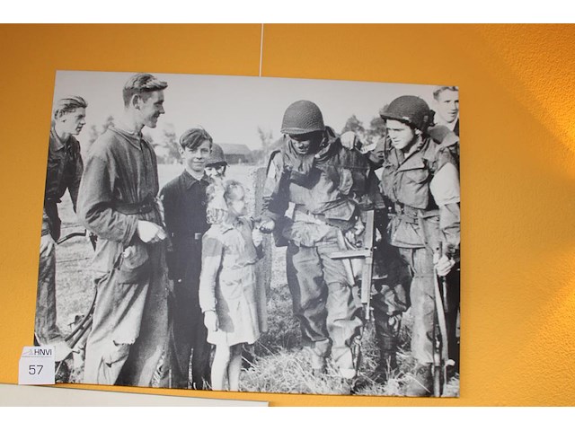 Twee oorlogsprenten w.o. afmeting 80 x 60 cm. - afbeelding 3 van  4