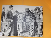 Twee oorlogsprenten w.o. afmeting 80 x 60 cm. - afbeelding 3 van  4