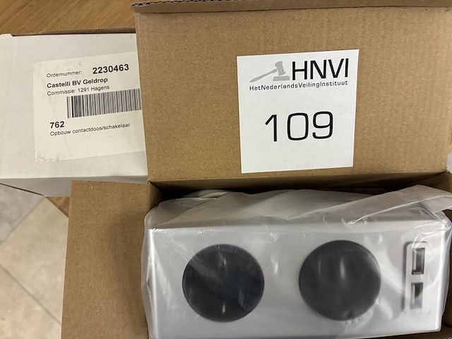 Twee opbouw wandcontactdozen met usb aansluiting. - afbeelding 1 van  1