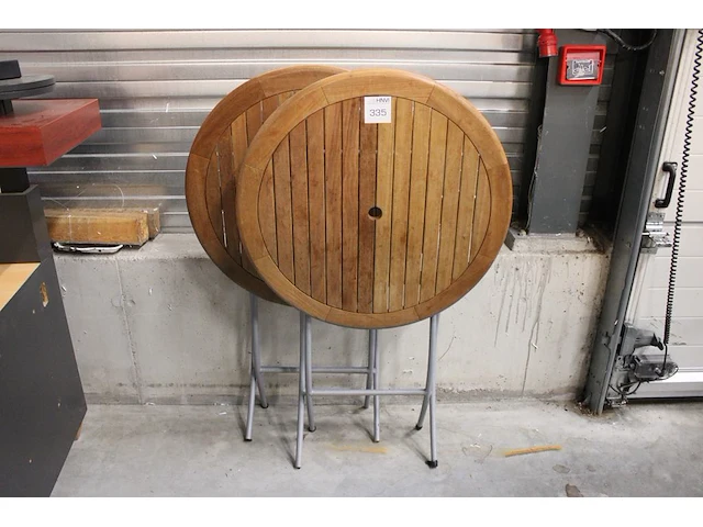 Twee opklapbare statafels met houten blad, doorsnede 85 cm, hoogte 110 cm. - afbeelding 1 van  3