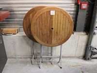 Twee opklapbare statafels met houten blad, doorsnede 85 cm, hoogte 110 cm.